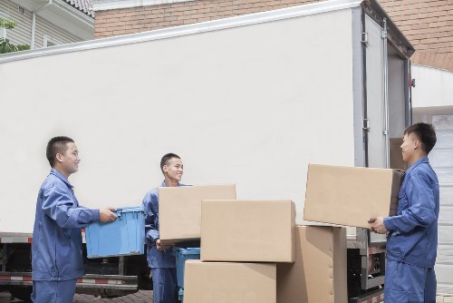 Removal truck hire details for packing and loading in Fulham