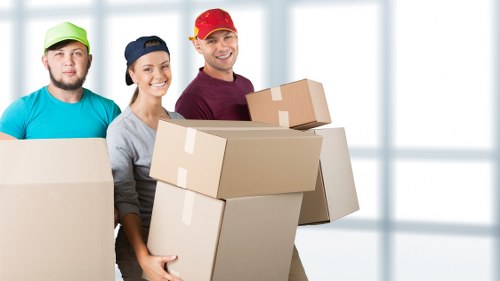 Packing and loading support for a flat move in Fulham